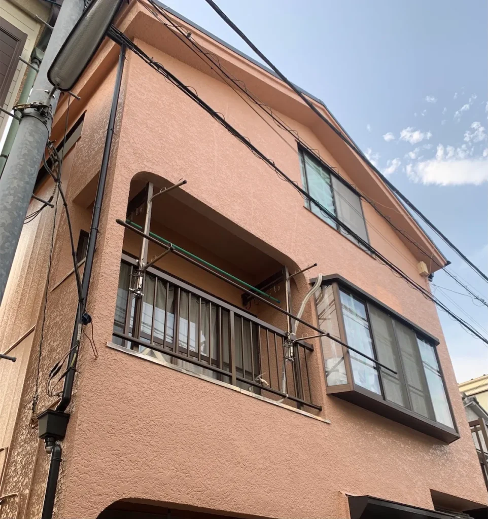 江戸川区 M様邸 外壁塗装全体の施工後。建物全体が明るく蘇り、街並みに調和する上品な外観に仕上がった様子。