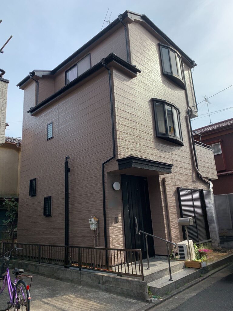 江戸川区 外壁塗装 完工後 グレージュ仕上げで落ち着いた外観