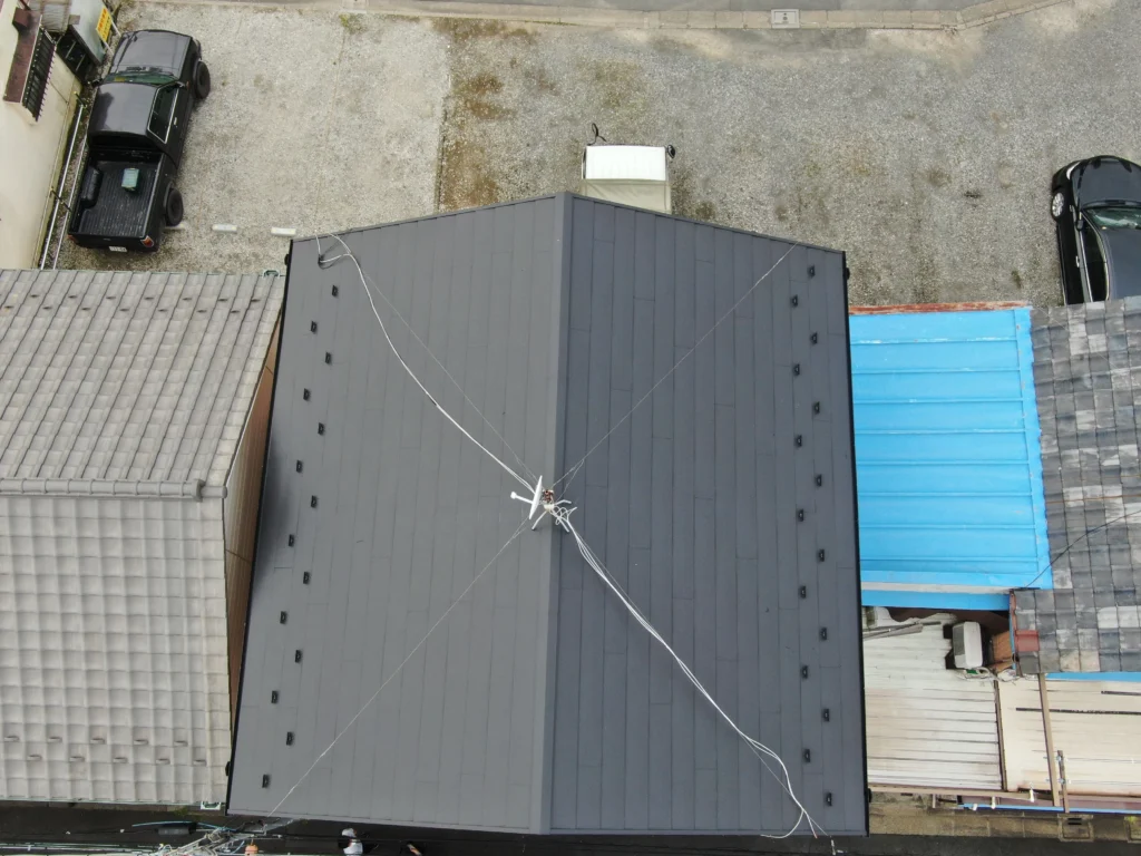 江戸川区 M様邸 屋根葺き替え後のドローン全景。スーパーガルテクトにより軽量化と断熱性を両立した美しい仕上がり。