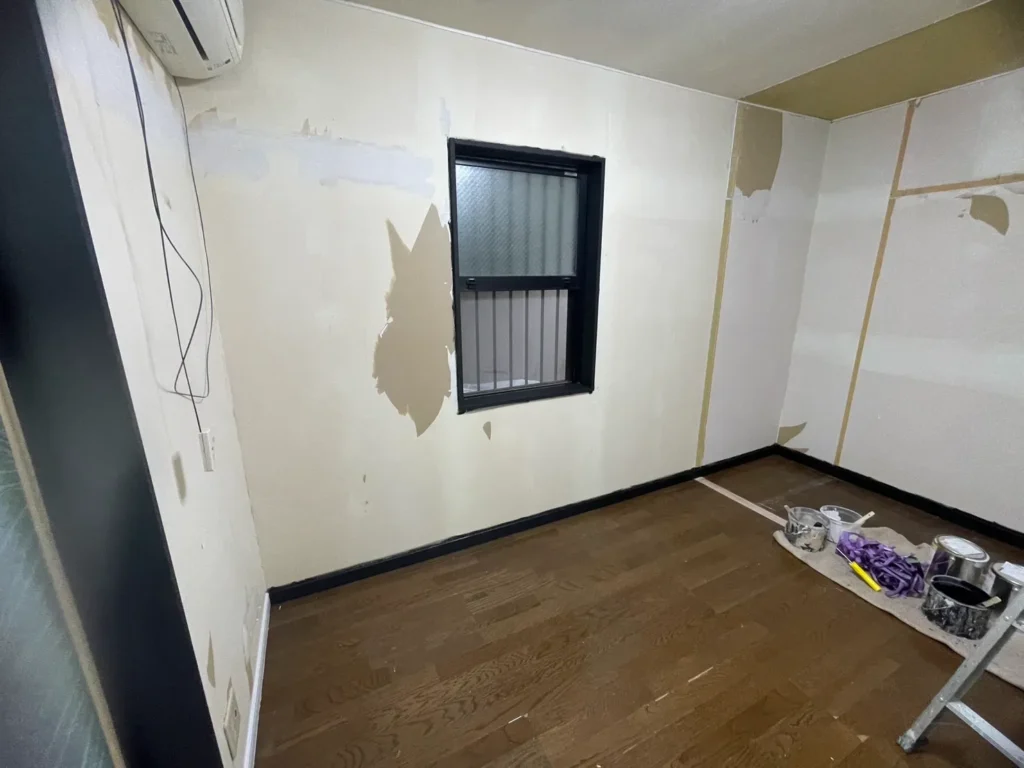 室内全体の塗装前の様子。パテ補修跡があり、塗装準備が整った施工前風景。遮熱外壁専門店・山本。
