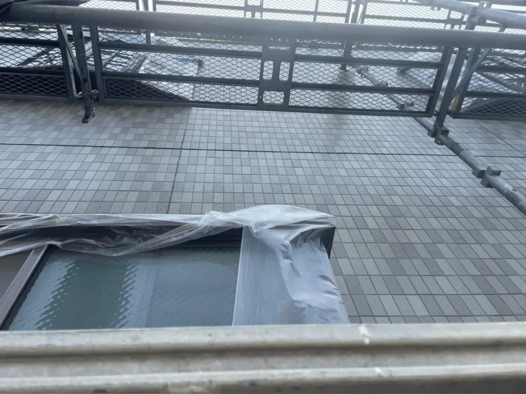 江東区で実施したタイル調外壁のクリア塗装施工後。透明塗料で艶が戻り、新築時のような美しさを保つ外壁。