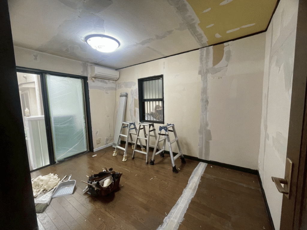 【施工レポート】クロス張りで部屋が生まれ変わる!アクセントクロスの魅力 2 江東区のマンションでクロス張り工事前の様子。古い壁紙の剥がれや下地の凹凸が目立つ状態。これからアクセントクロスでリフォーム予定。