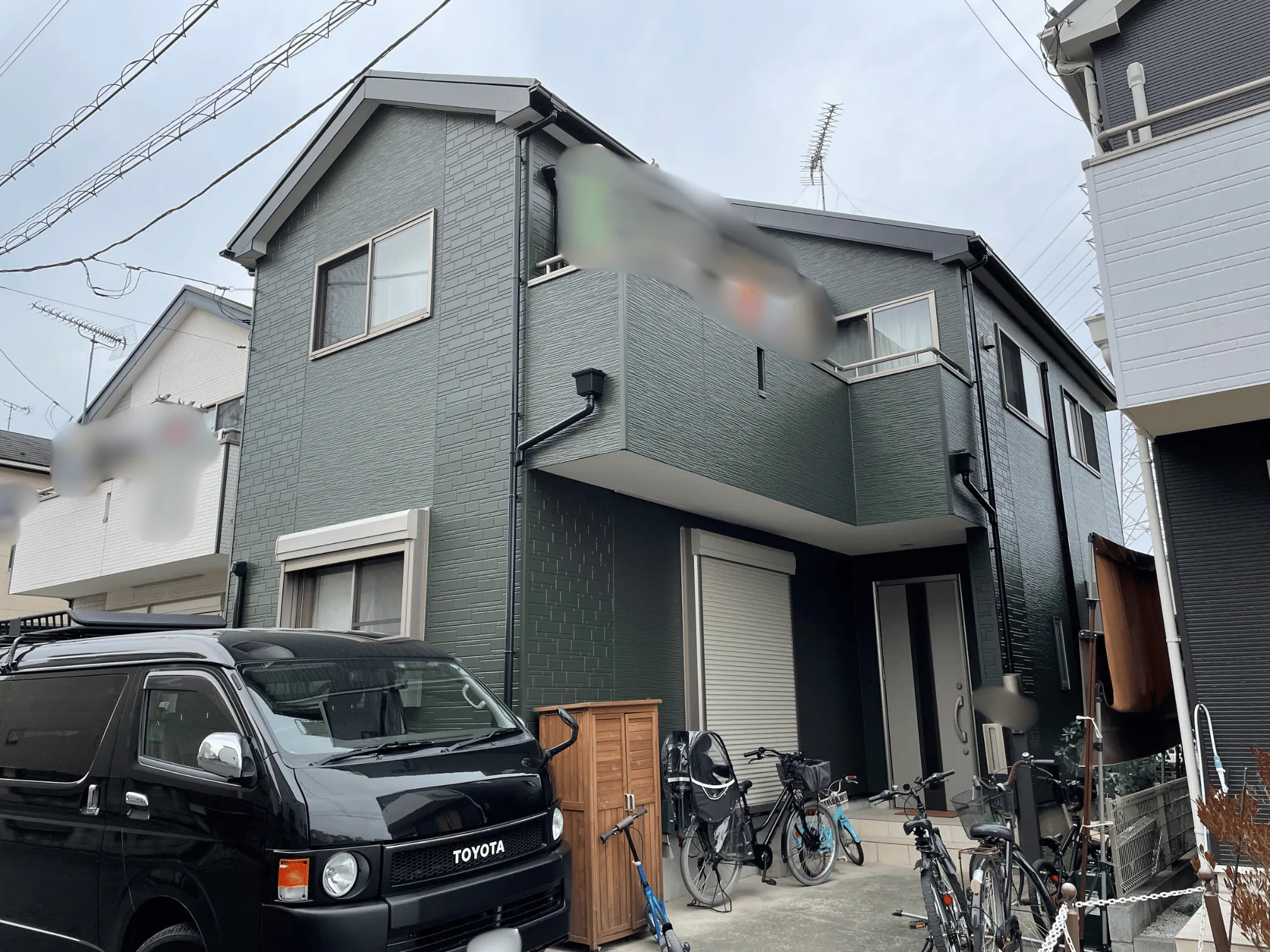 江東区W様邸の外壁・屋根塗装事例。苔や汚れを徹底洗浄し、無機ハイブリッド塗料で施工。深みのあるダークグリーンの上品な外観に仕上げました。