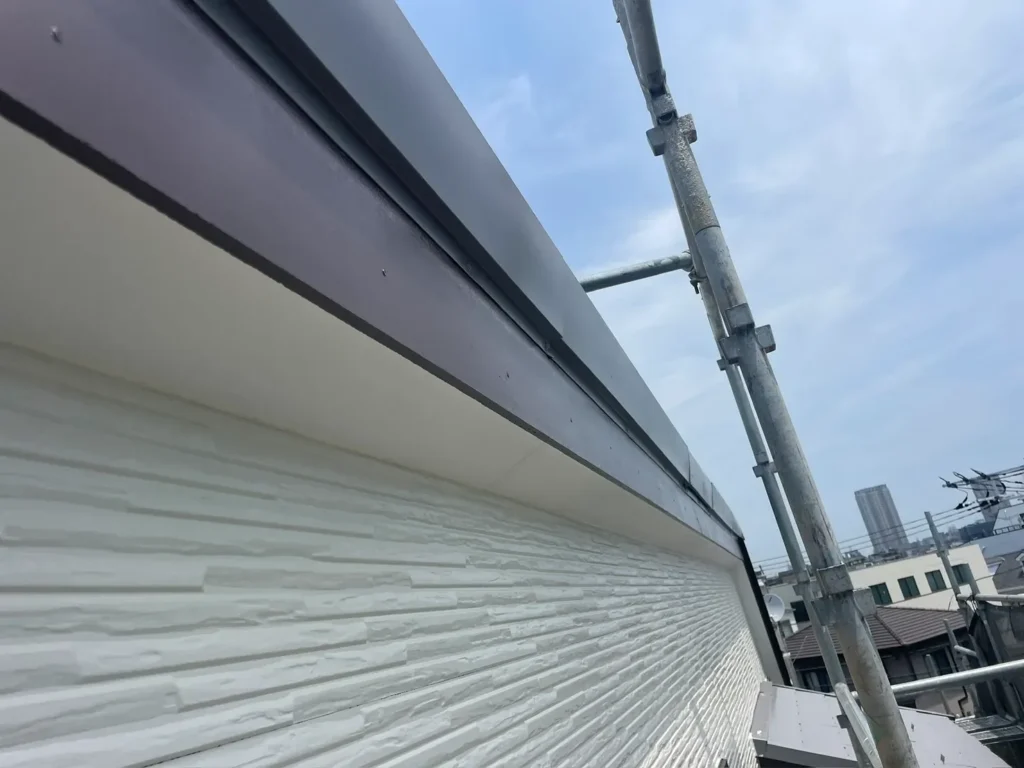江東区で施工した破風板の上塗り完了後。艶のある仕上がりで外壁との一体感を演出。
