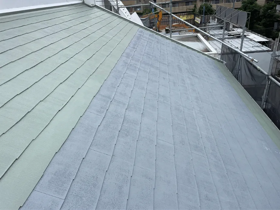 【施工レポート】屋根塗装で家を守る|遮熱塗料で夏の暑さ対策 3 屋根全体の中塗り完了後。表面に均一な艶が生まれ、仕上がりの美しさが際立つ。