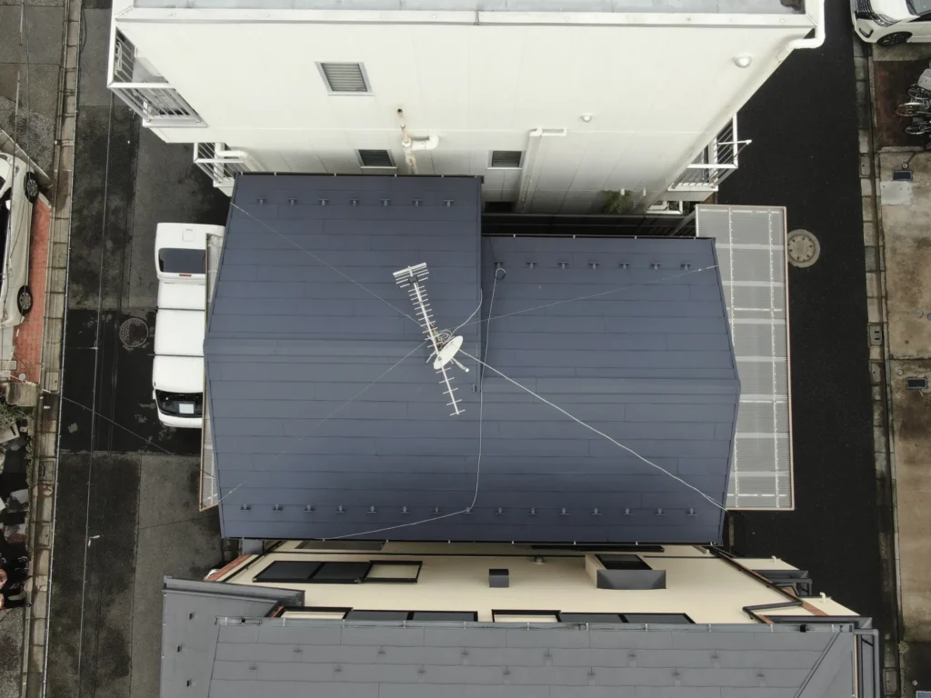 江東区S様邸の屋根葺き替え工事事例。瓦屋根を撤去し、軽量で耐震性に優れたスーパーガルテクトに交換。シェイドブルーの金属屋根が爽やかに仕上がりました。