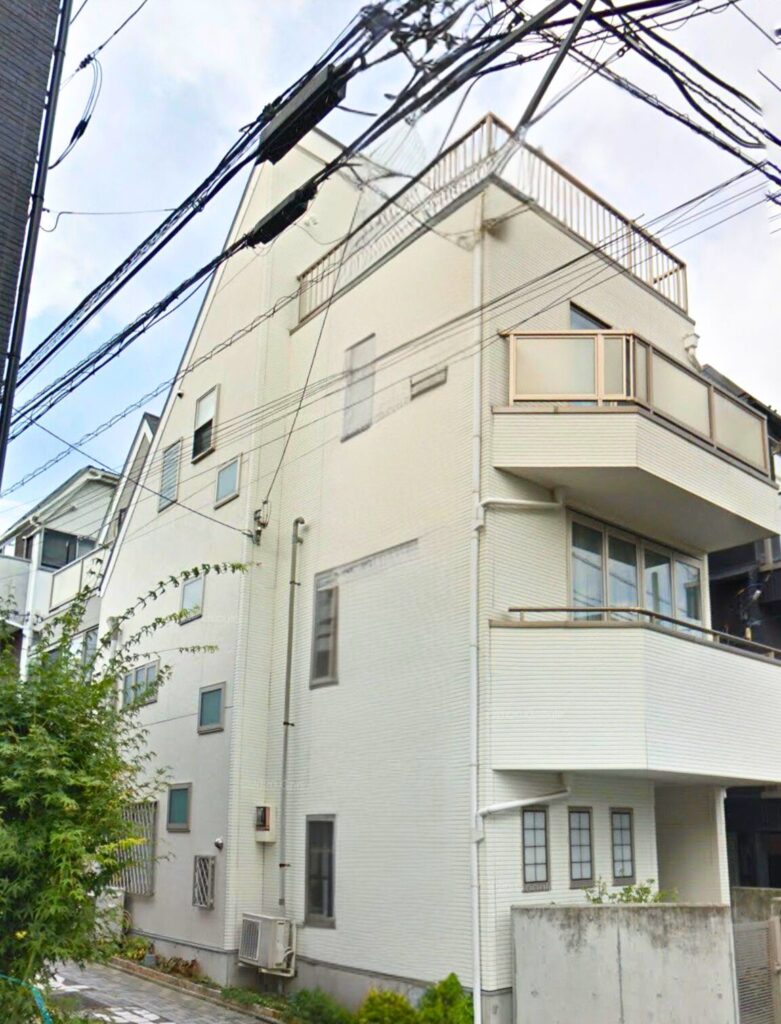 目黒区A様邸の外壁塗装・防水工事事例。無機ハイブリッド塗料で外壁・屋上・塀・鉄部を施工し、白く上品な外観と高耐久を実現しました。