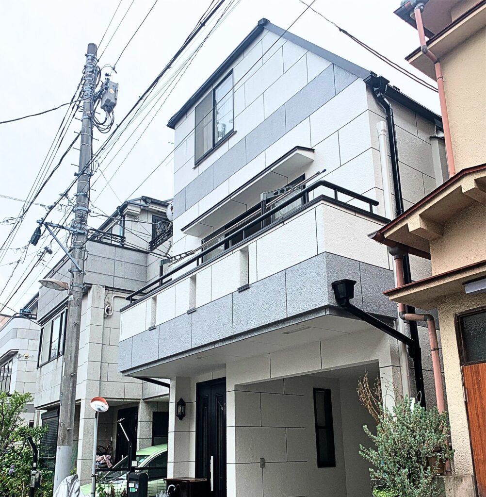 練馬区A様邸の外壁塗装事例。バイオ高圧洗浄とひび割れ補修で白い外壁を再生し、清潔感のある明るい印象に仕上げました。