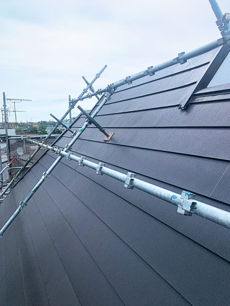 練馬区A様邸の屋根カバー工事。コロニアルNEOの劣化をガルテクトでカバーし、天窓からの雨漏りを補修。軽量でスタイリッシュなシェイドブルーの屋根に仕上げました。