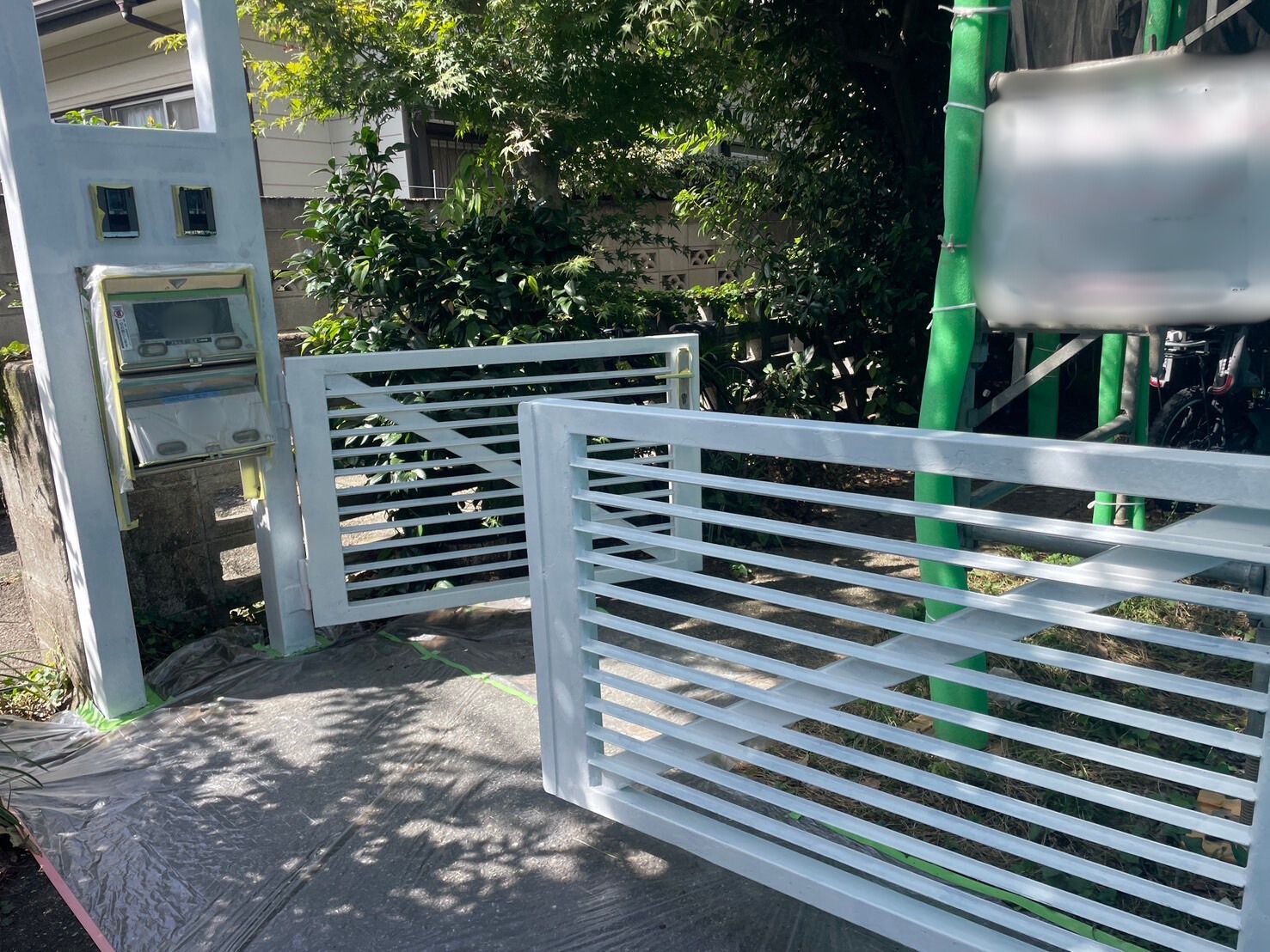 鉄骨の下塗り作業中の様子。ケレン後に防錆下塗りを丁寧に施工している現場風景。遮熱外壁専門店 山本。