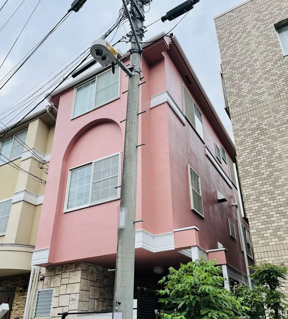 豊島区H様邸の外壁塗装事例。紫外線による劣化を補修し、無機ハイブリッド塗料で施工。グレージュの上品な外観に仕上げました。