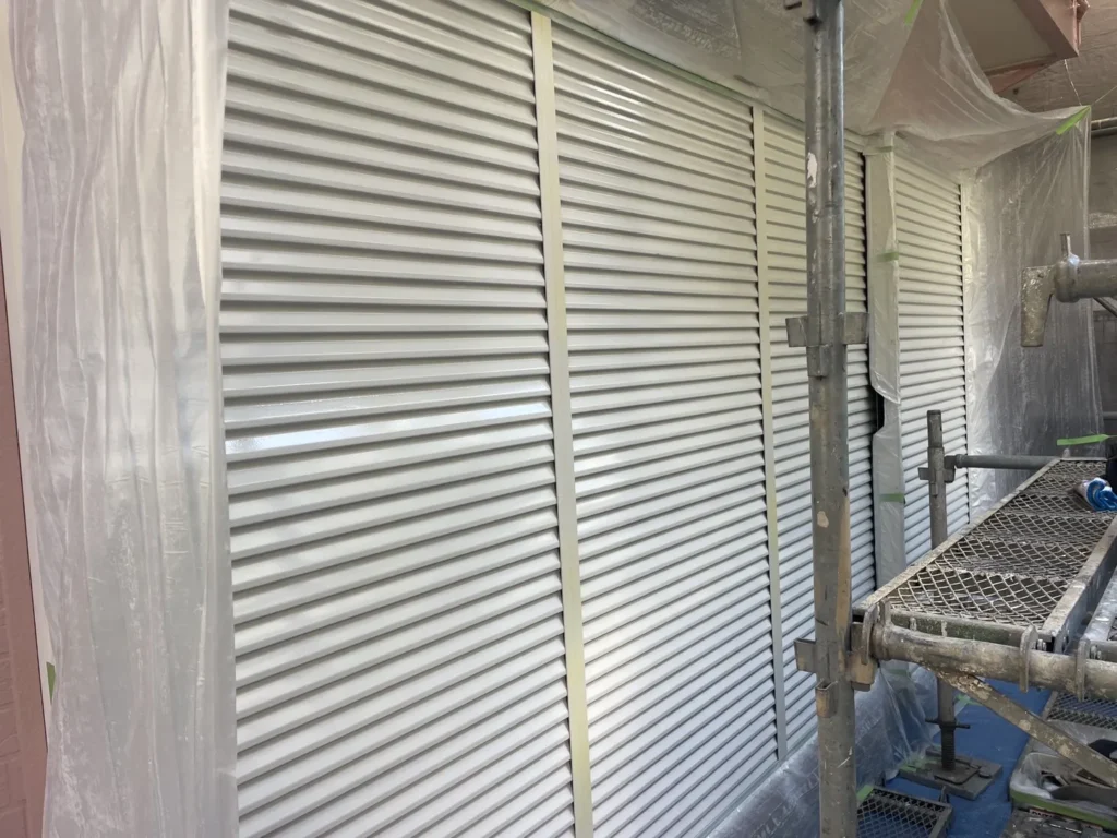 雨戸の吹付塗装｜凹凸部分まで均一に塗装できるスプレー施工の様子