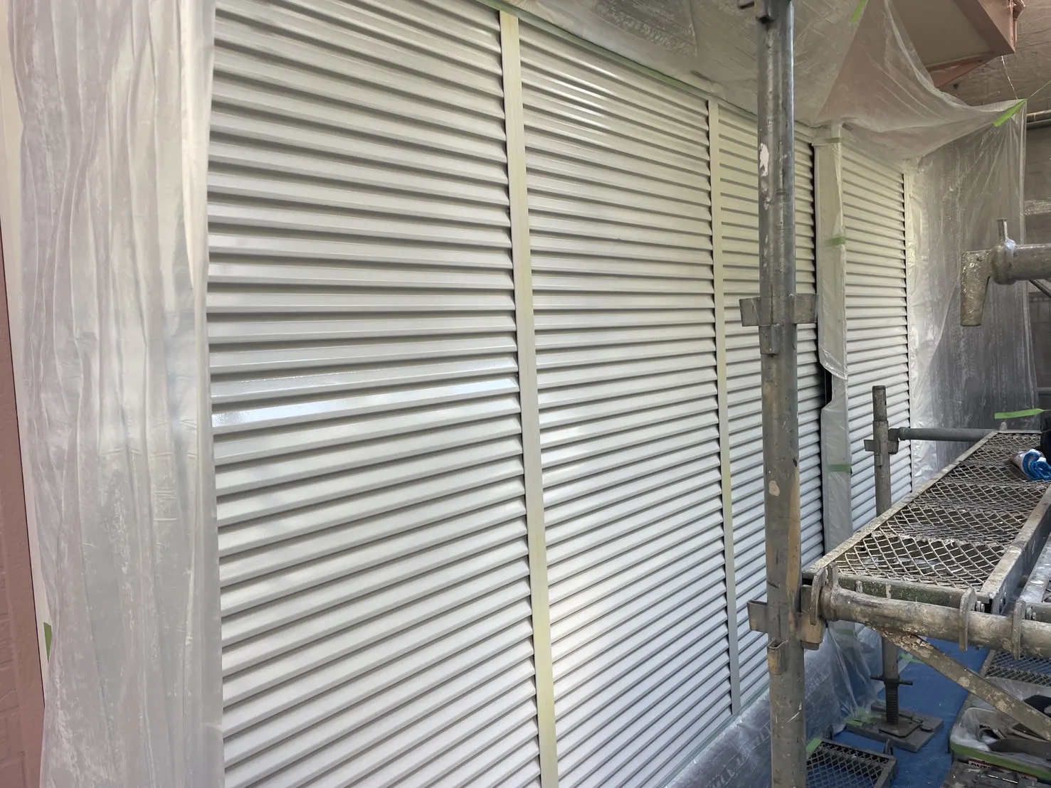 雨戸の吹付塗装｜凹凸部分まで均一に塗装できるスプレー施工の様子