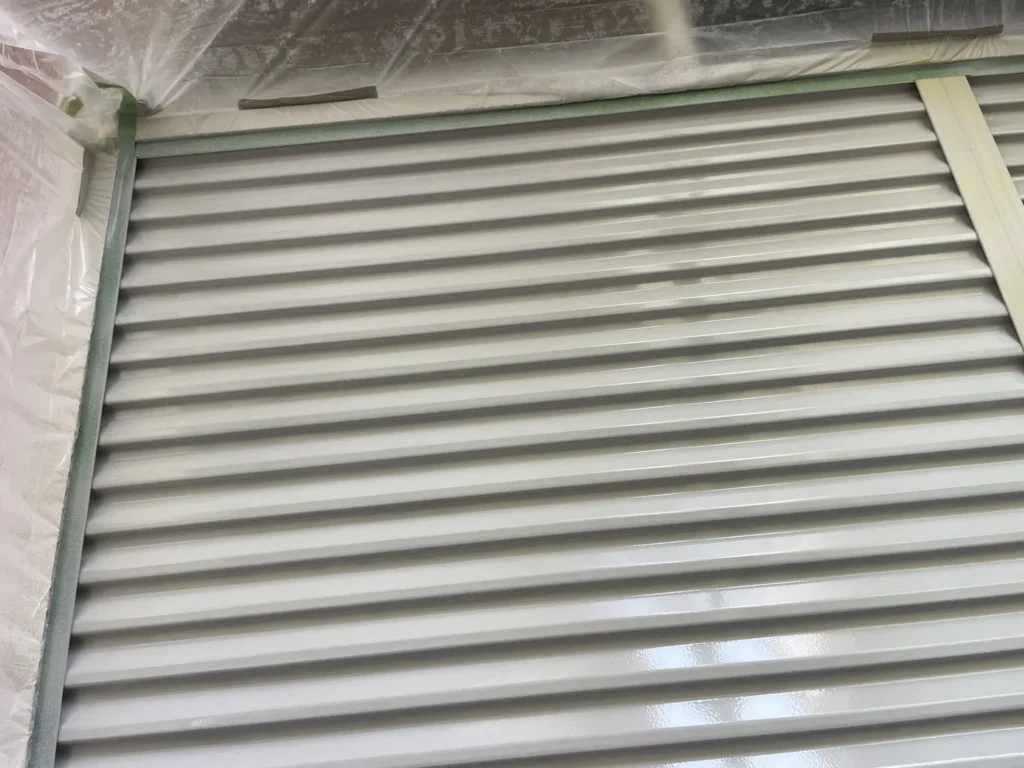 雨戸塗装の中塗り工程｜スラット部分までムラなく仕上げる吹付施工