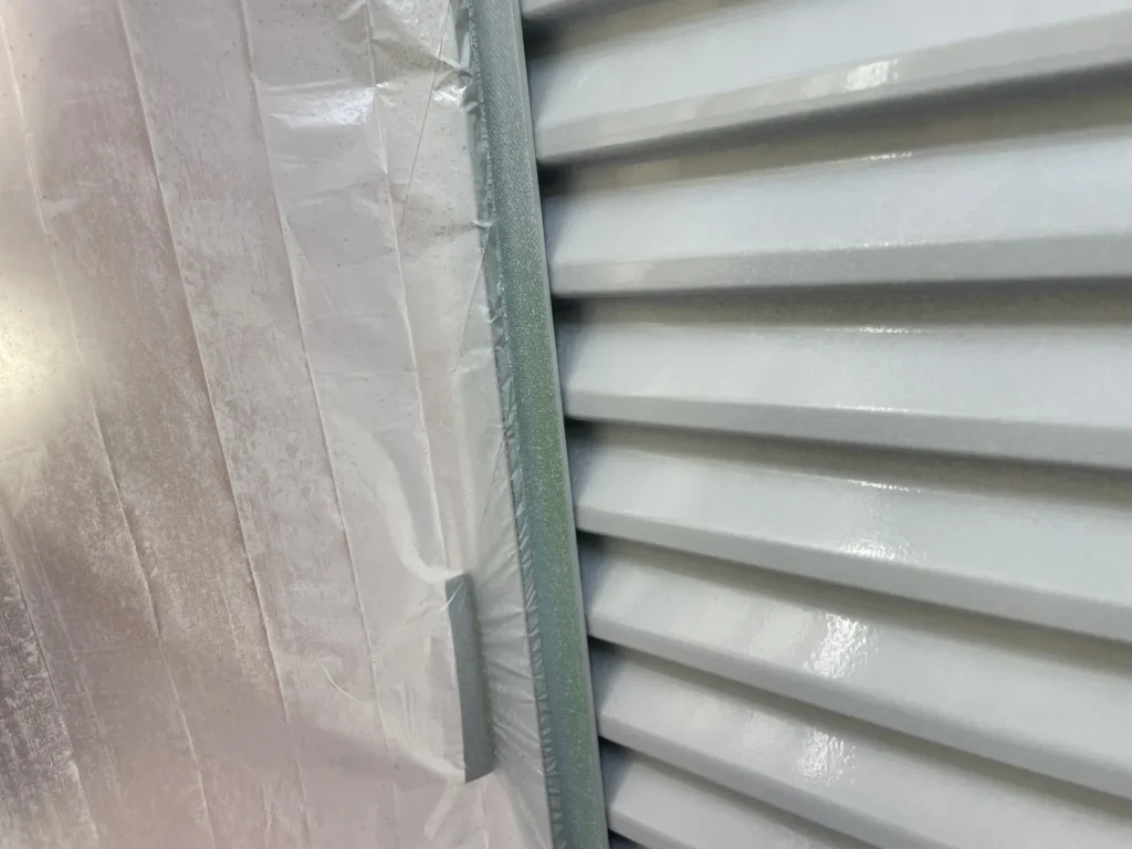 雨戸の縁部まで丁寧に仕上げた吹付塗装｜均一な塗膜で耐久性向上