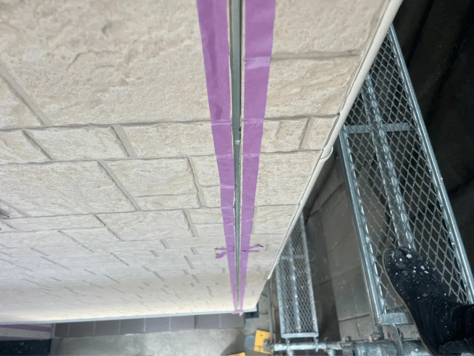 【施工レポート】シーリング工事|雨漏りを防ぐ重要な防水工事 3 外壁サイディングのシーリング撤去前養生|打ち替え工事の下準備