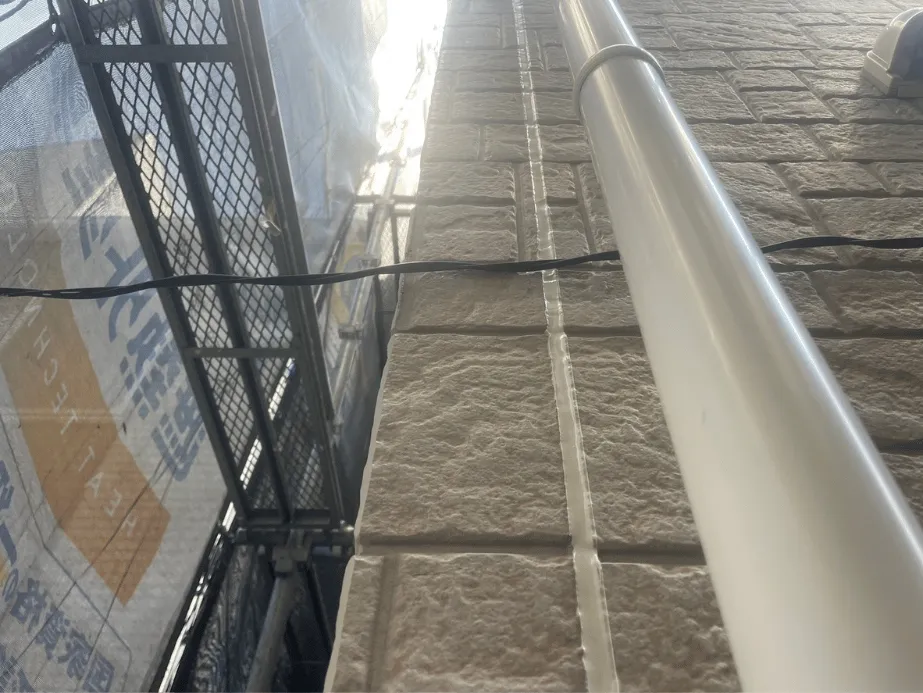 【施工レポート】シーリング工事|雨漏りを防ぐ重要な防水工事 4 外壁シーリング打ち替え後の充填直後|サイディング目地防水処理