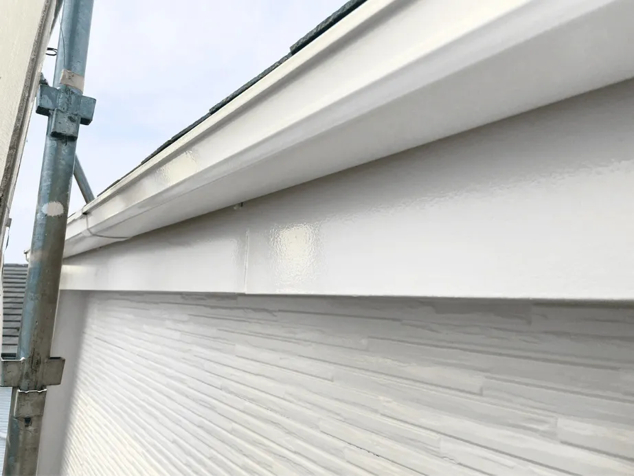 雨樋塗装後の仕上がり｜光沢が戻り美しく整った軒樋部分