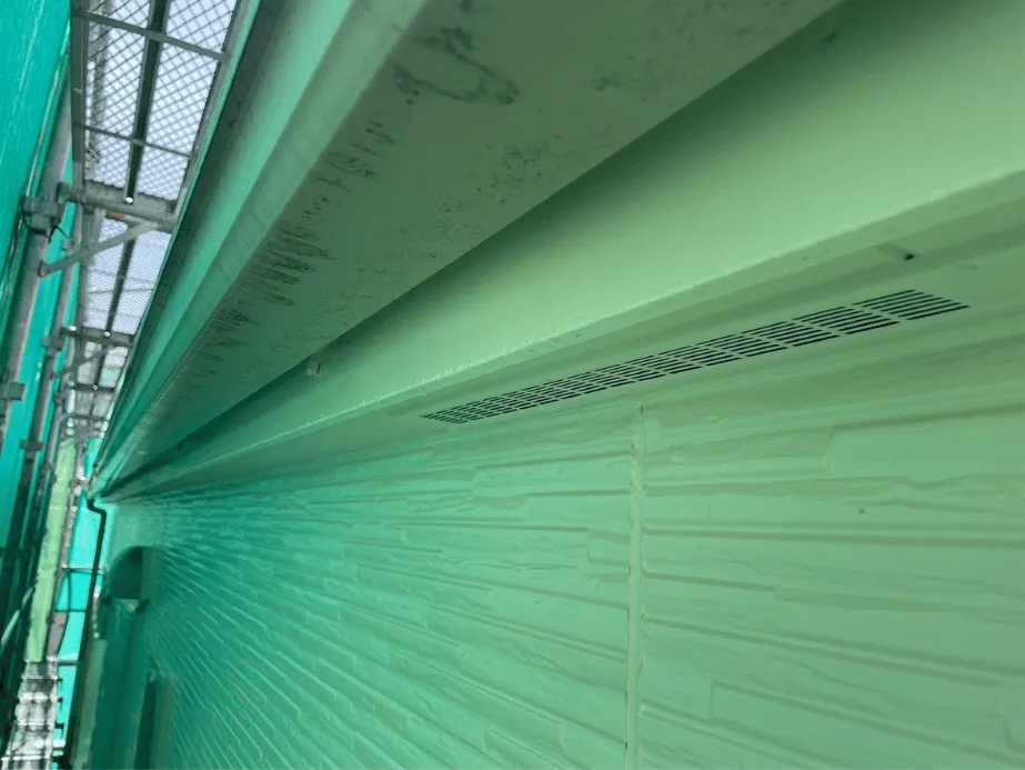 雨樋塗装前の状態｜汚れや劣化が見られる軒樋部分の様子