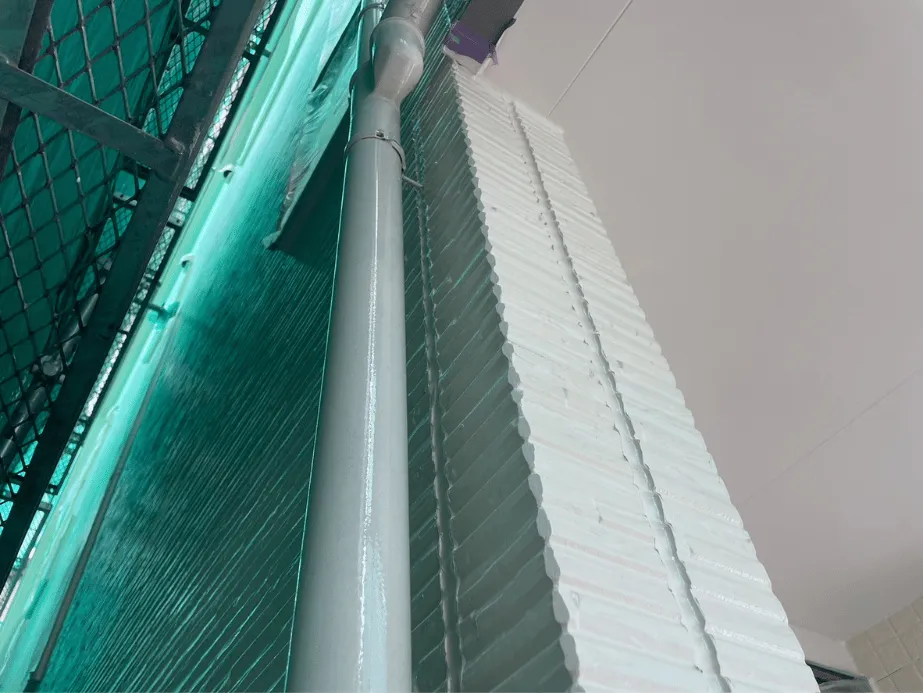 縦樋の塗装完了後の様子｜外壁と統一された白色で清潔感ある仕上がりに
