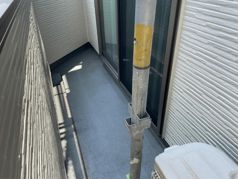 バルコニー防水塗装の下塗り作業中｜プライマーを丁寧に塗布して密着性を高める工程
