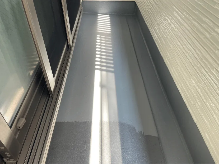 ウレタン防水1回目の塗布｜液体防水材を均一に塗り広げる職人作業の様子