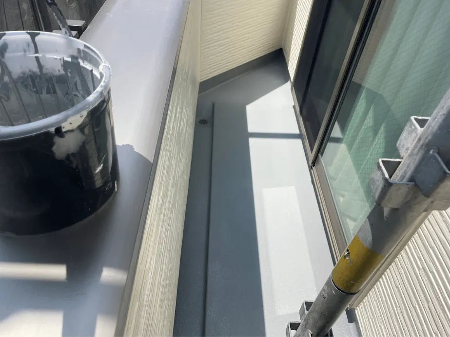 トップコート塗布による仕上げ工程｜光沢のあるグレー仕上げで防水層を保護