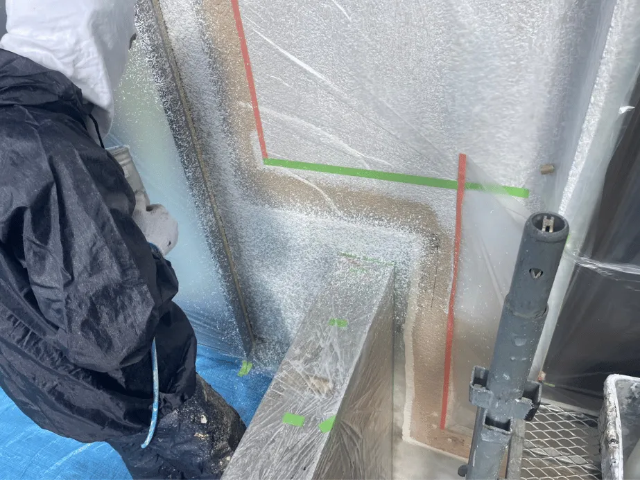 【施工レポート】吹付塗装で美しい仕上がりに|ローラーとの使い分け 2 養生を徹底した上での吹付塗装作業|窓やサッシ周りをしっかり保護