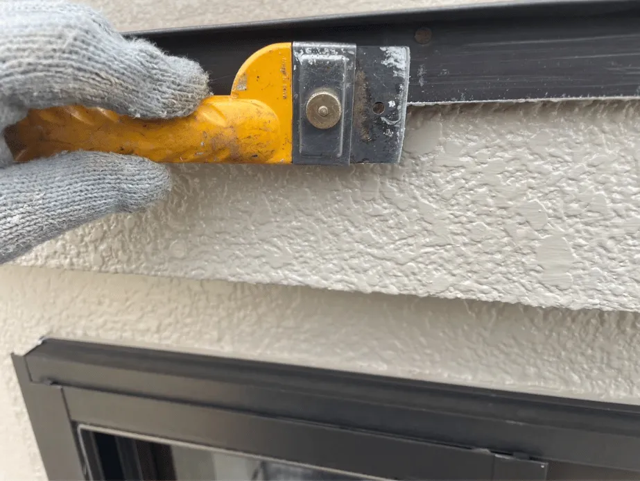 ケレン作業で金属部分を研磨する様子｜ワイヤーブラシで錆を落として塗料の密着を高める