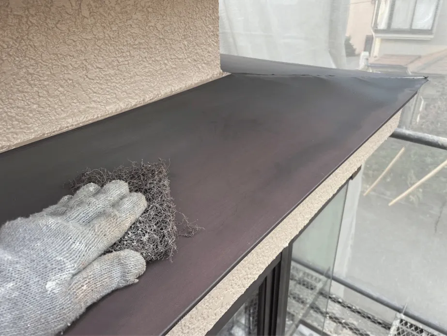 【施工レポート】ケレン作業|塗装の耐久性を決める重要な下地処理 2 スクレーパーを使ったケレン作業|浮いた旧塗膜を丁寧に削り落とす下地処理の様子