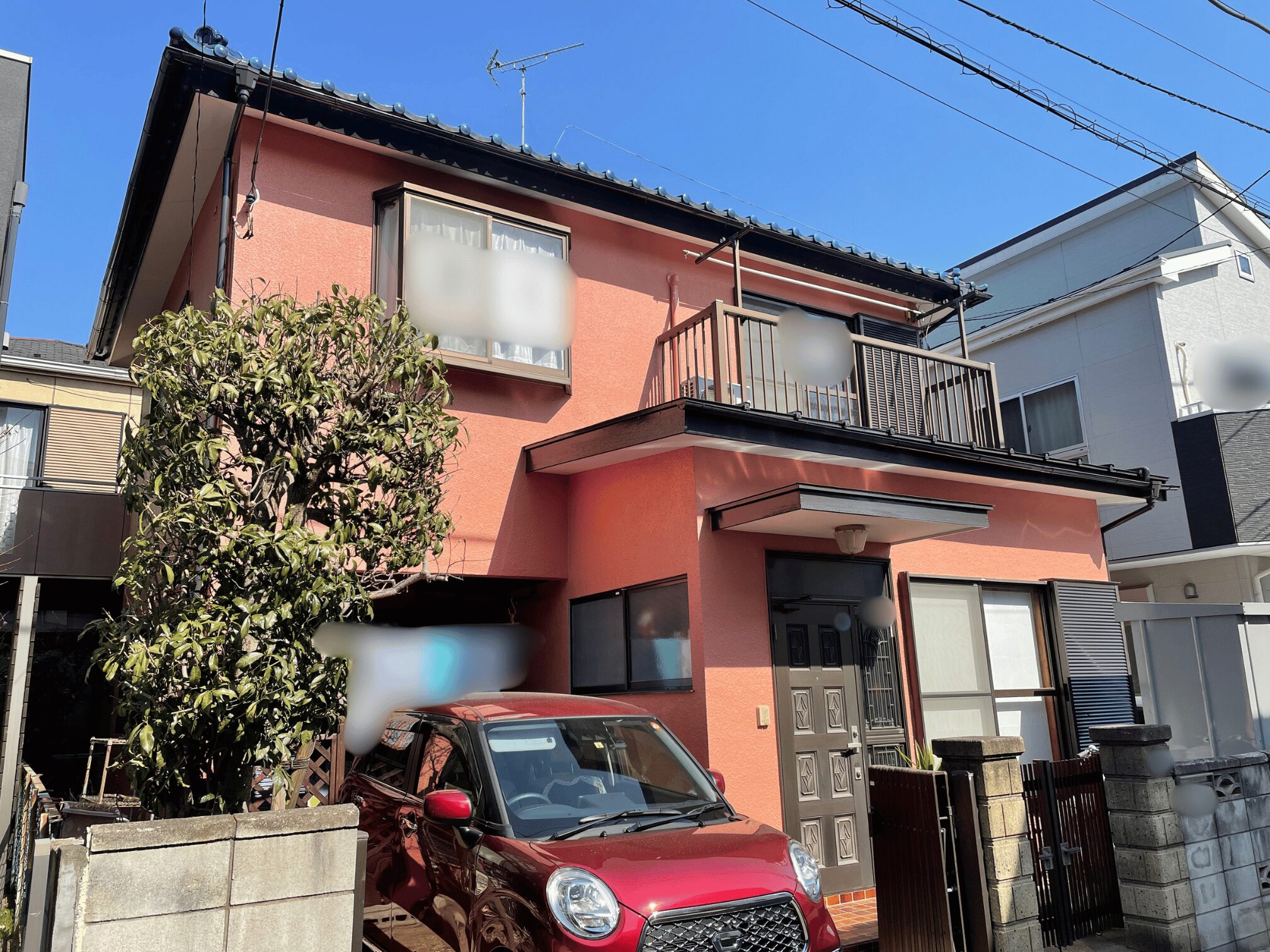 瓦屋根の棟部を補修し、モルタルでしっかりと固定した施工後の状態。