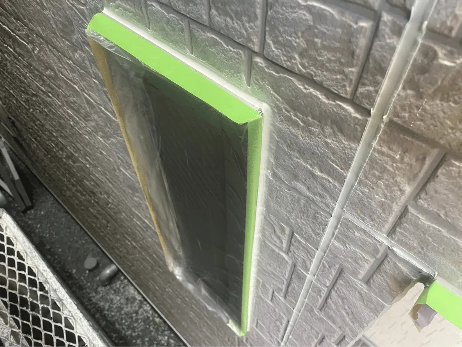 【施工レポート】シーリング工事|雨漏りを防ぐ重要な防水工事 5 外壁サイディング目地のシーリング撤去後養生|下地処理工程