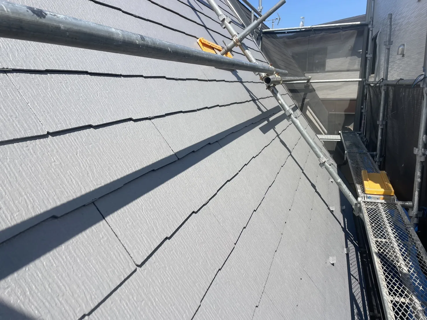 屋根塗装 中塗り 上塗り 施工写真 スレート屋根 仕上げ工程4