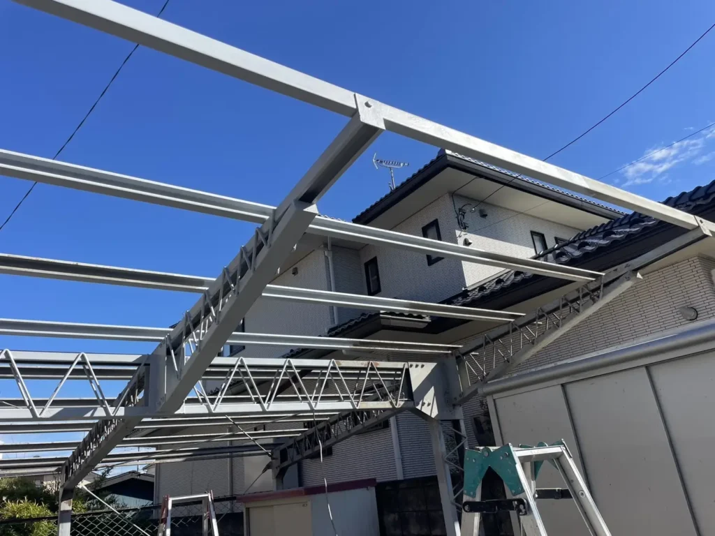 鉄骨トラスの下塗り作業前の状態を撮影した写真｜錆止め前の鉄骨塗装ポイント